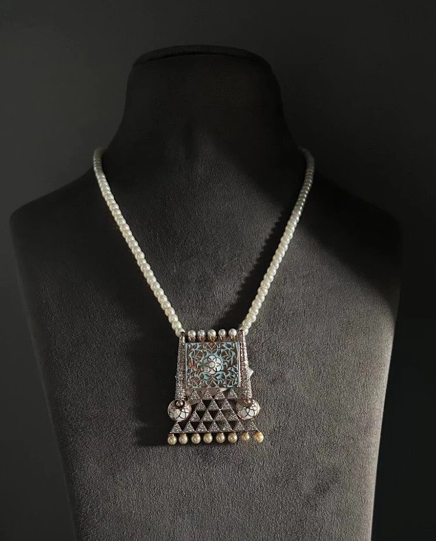 Pearl necklace with a geometric decorative pendant